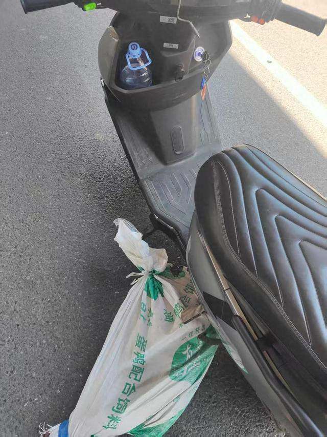 无奇不有啊,跑腿送鳄鱼，半道发现是活的！骑手鞋子被弄坏，平台商家谁的锅？